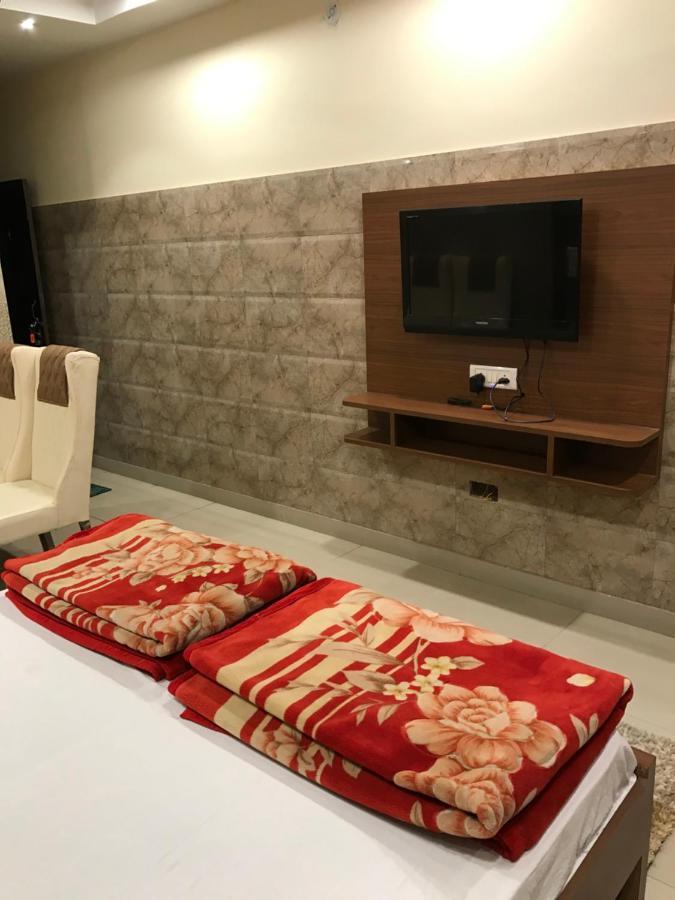 โรงแรมนาฏราช Bulandshahr ภายนอก รูปภาพ