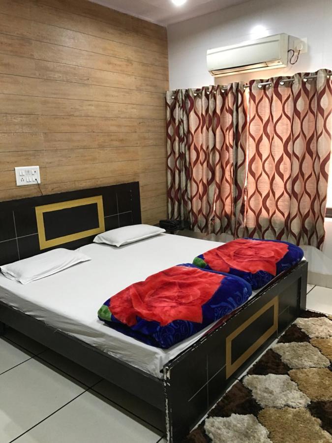 โรงแรมนาฏราช Bulandshahr ภายนอก รูปภาพ